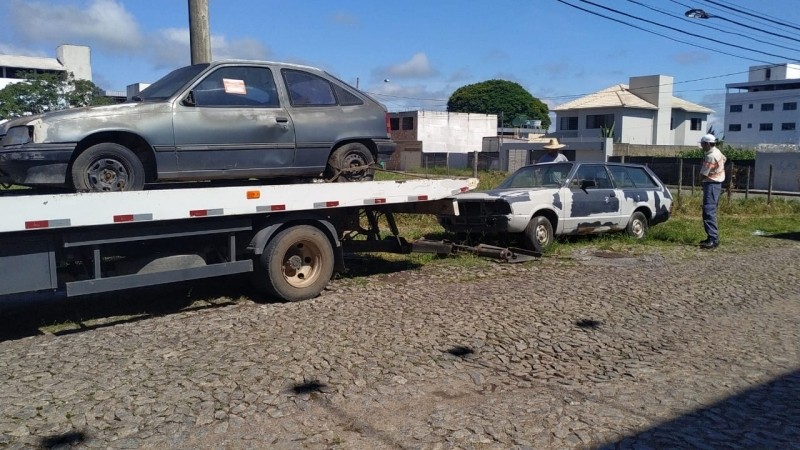 Quatro veículos são identificados pela Settrans em situação de abandono nas vias públicas de Divinópolis