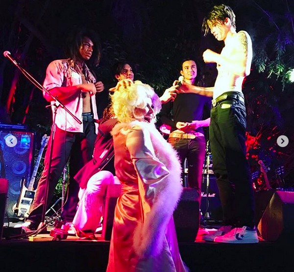 A modelo Perla Ferrar na festa celebrando a assinatura de seu divórcio do guitarrista Slash (Foto: Instagram)