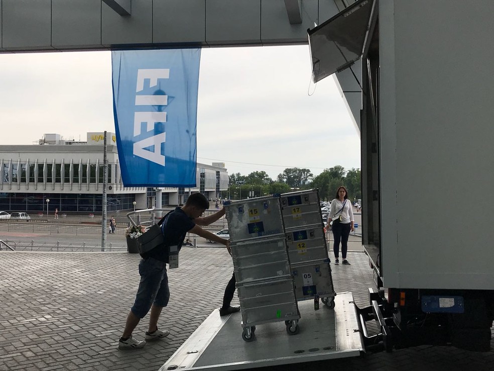 Carga da Seleção começando a ser embarcada (Foto: Alexandre Lozetti)