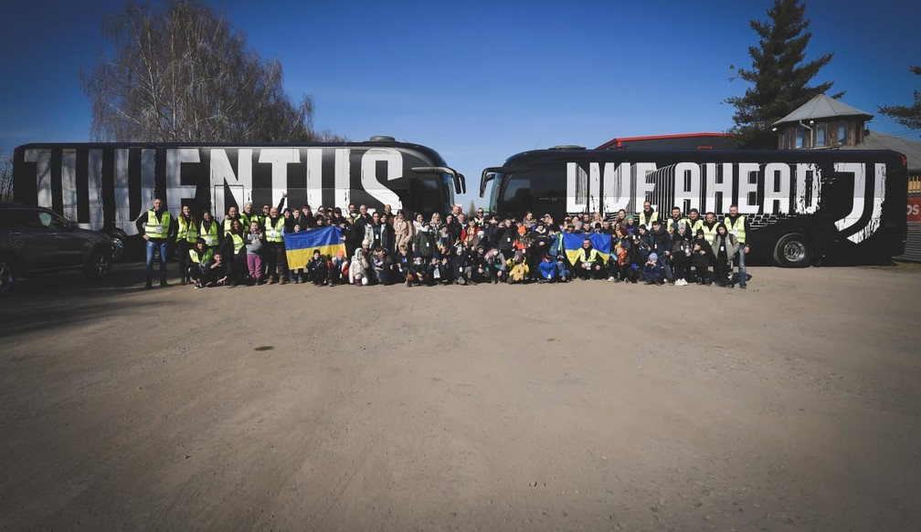 Funcionrios da Juventus junto com resgatados ucranianos  Foto: Divulgao