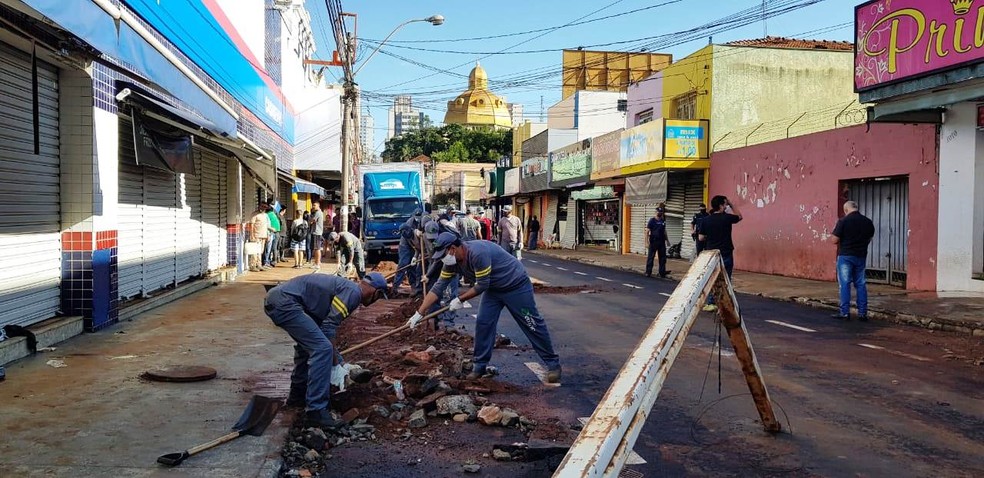 Rua Episcopal ficou com muita lama e sujeira após temporal em São Carlos — Foto: Prefeitura de São Carlos/Divulgação