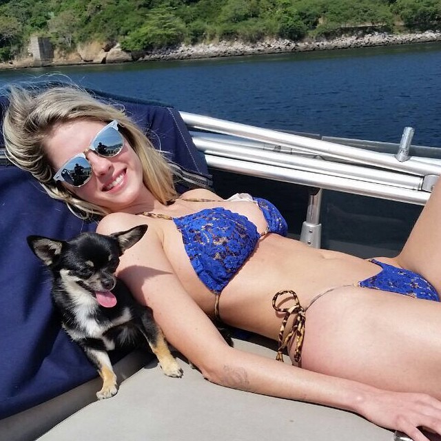 Bárbara Evans e cãozinho (Foto: Instagram)