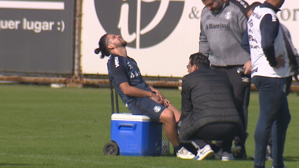 Benítez deixa treino com dores na perna esquerda após tentar dar um carrinho
