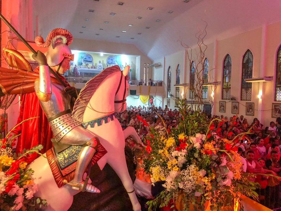 Dia de São Jorge com igreja lotada, em Quintino, em 2019 — Foto: Nathália Castro / TV Globo
