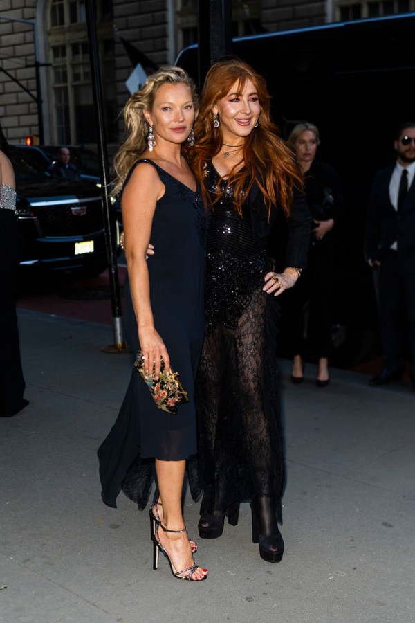 NEW YORK, NEW YORK - APRIL 28: Kate Moss (L) and Charlotte Tilbury attend the 2022 Prince's Trust Gala at Cipriani in the Financial District on April 28, 2022 in New York City. (Photo by Gotham/GC Images) (Foto: GC Images)