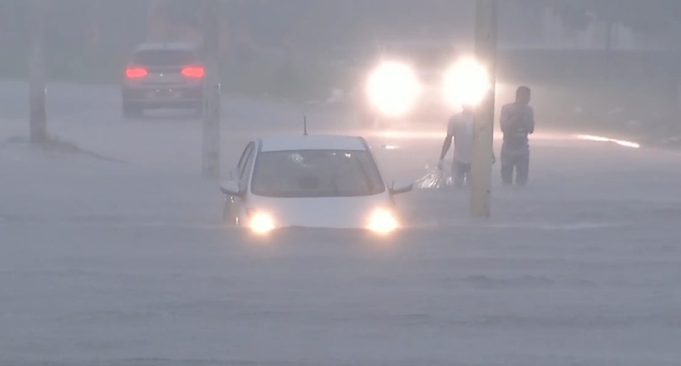 Via alagada em Belém. — Foto: Reprodução / TV Liberal