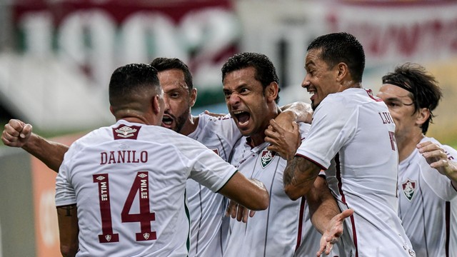 Fred e jogadores do Fluminense celebram gol