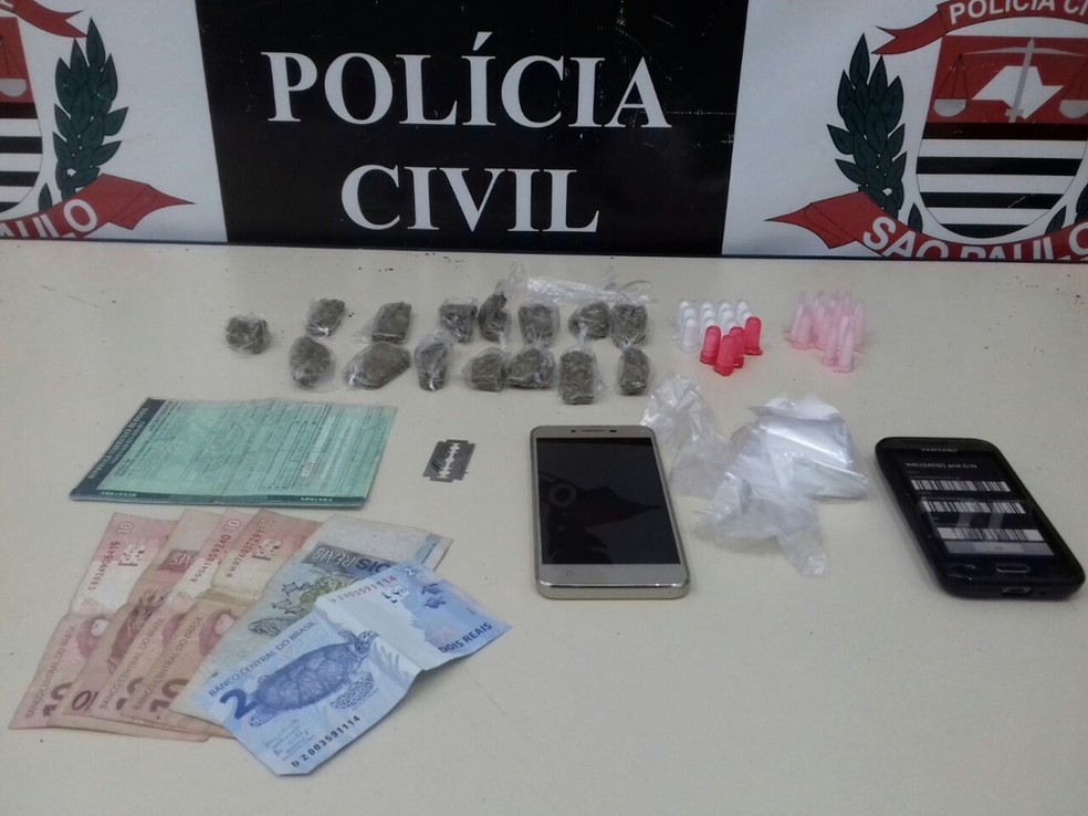 Dois homens foram presos suspeitos de tráfico de drogas em Itapetininga (Foto: Divulgação/DISE)