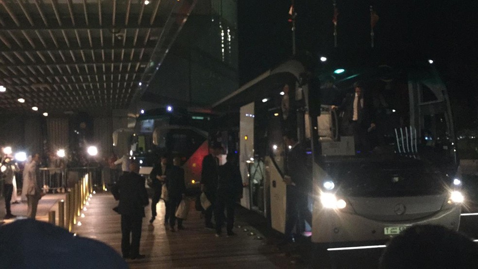 Ônibus do Real Madrid chega ao hotel em Abu Dhabi — Foto: Lucas Loos/GloboEsporte.com