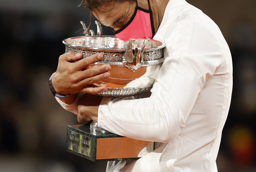 Rafael Nadal abraça o troféu de Roland Garros após derrotar Novak Djokovic em três sets — Foto: Getty Images