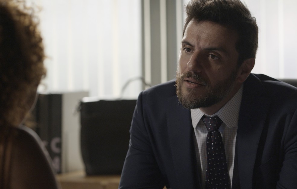 O advogado fica surpreso: 'Da Irene? Como é que um brinco da Irene foi parar no meu apartamento?' (Foto: TV Globo)