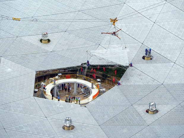   Último painel do maior radiotelescópio da China é instalado, em foto de 3 de julho  (Foto: China Daily/Via Reuters)
