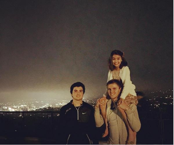 Suri Cruise, filha de Katie Holmes e Tom Cruise, na companhia dos primos (Foto: Instagram)