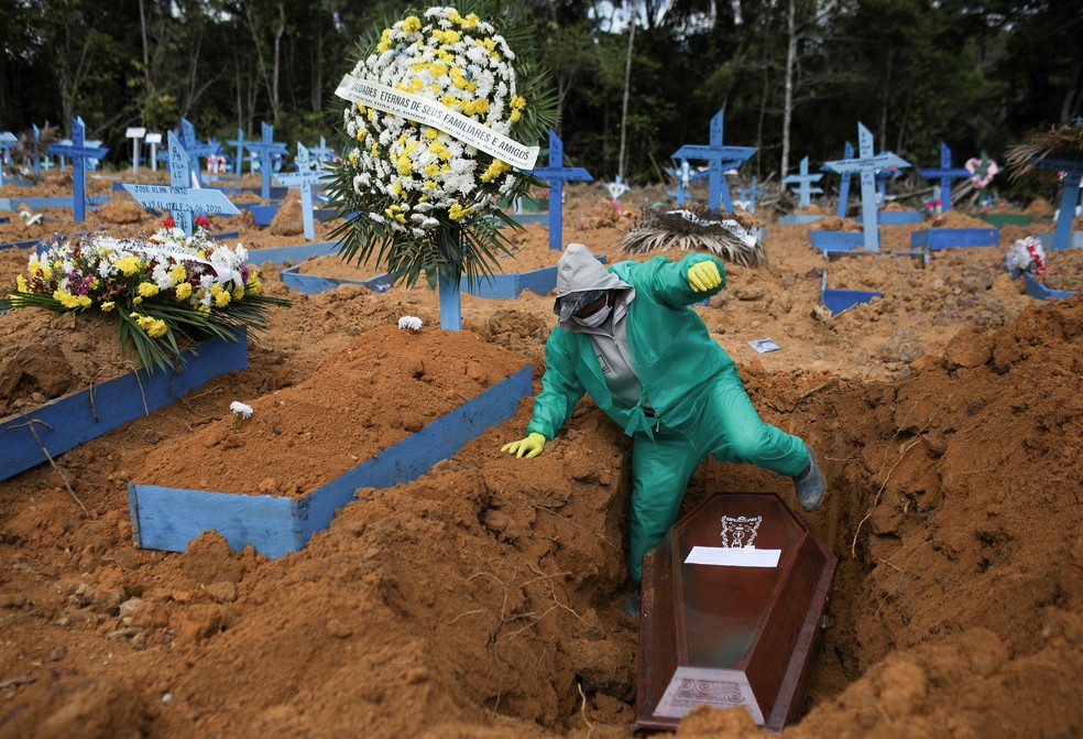 Enterro durante pandemia de coronavírus, no cemitério Parque Tarumã, em Manaus — Foto: Bruno Kelly/Reuters