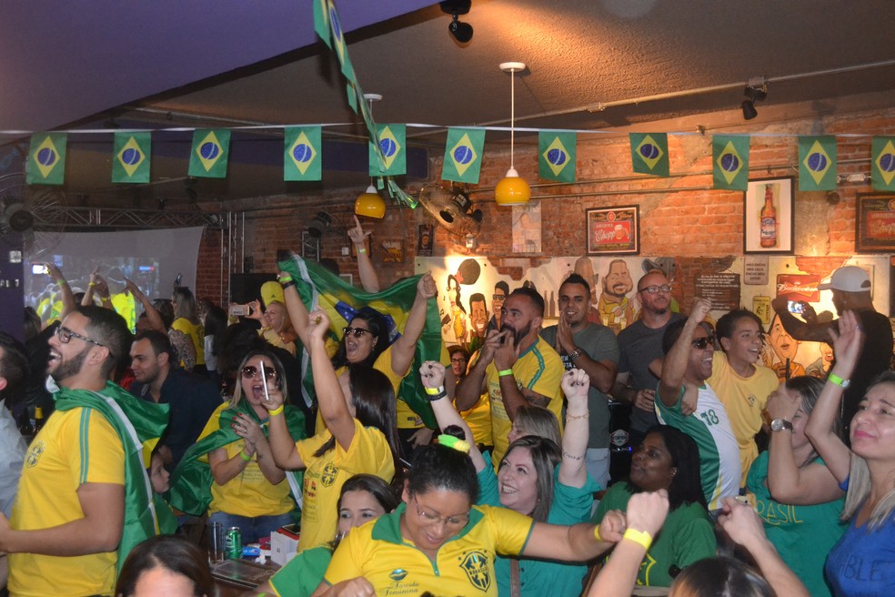 Apesar de torcida por quedas de Neymar, clientes de bar tambm queriam o gol e comemoram muito quando a rede balanou (Foto: Natan Lira/G1)