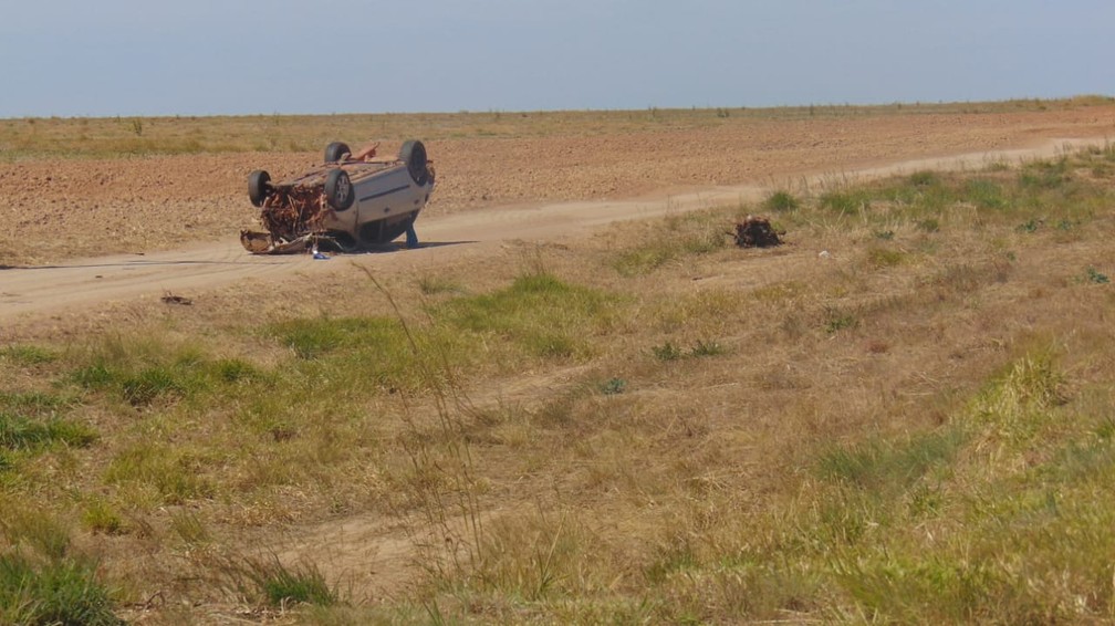 Motorista morre apÃ³s capotar carro na BA-460, no oeste da Bahia â€” Foto: ReproduÃ§Ã£o/BlogBraga