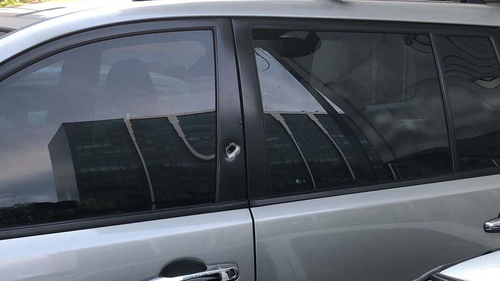 Um carro foi atingido por disparo durante a troca de tiros no Centro do Rio (Foto: Bruno Albernaz/G1)