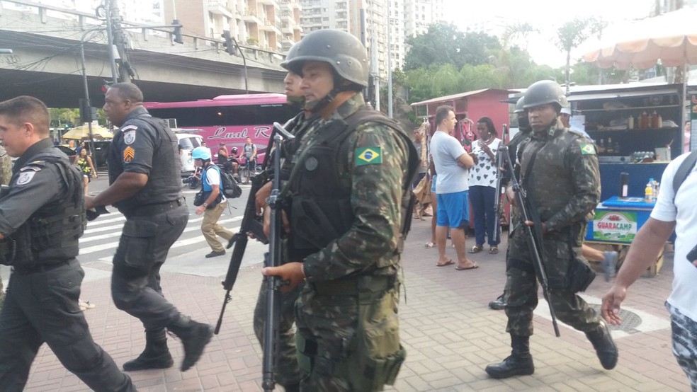 Tropas militares chegam a Rocinha (Foto: Cristina Boeckel/G1)