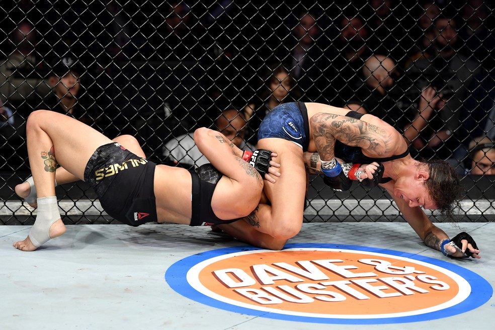Germaine de Randamie ameaça finalizar com uma chave de braço no triângulo no quarto round — Foto: Jeff Bottari/Getty Images