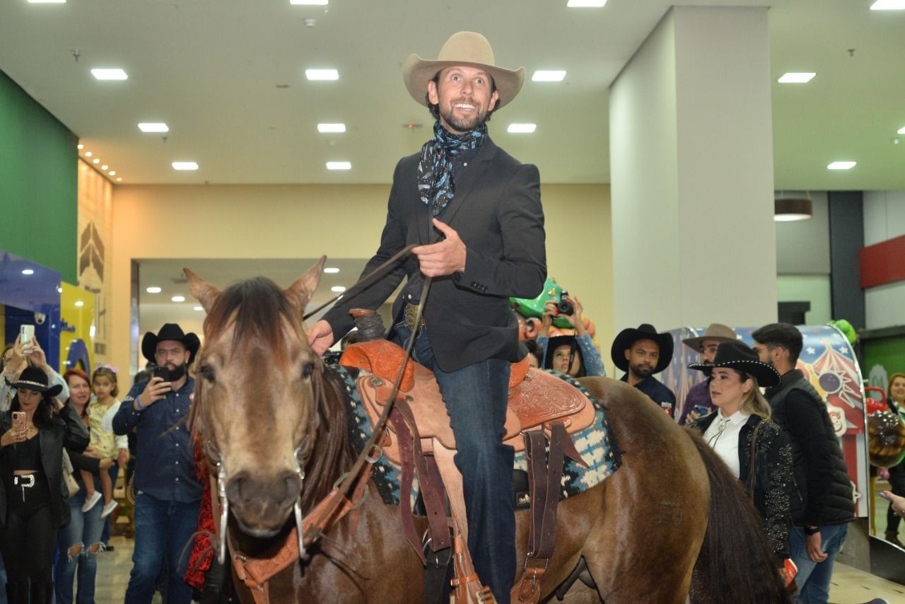 Cavaleiro das Américas chegou ao local da prés-estreia a cavalo (Foto: Márcio Oliveira)