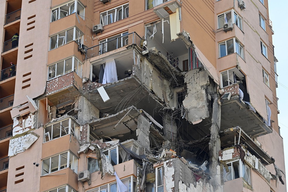 Prédio destruído em bombardeio em Kiev neste sábado: cidade segue sob controle ucraniano — Foto: Genya Savilov/AFP