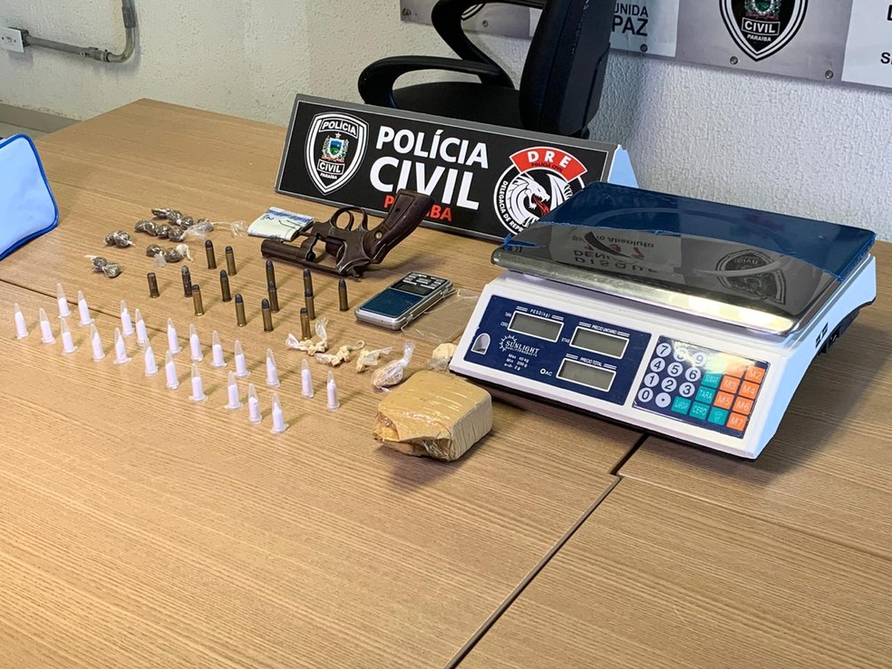 Drogas, balança de precisão, arma e munições apreendidas pela Polícia Civil, em João Pessoa — Foto: Walter Paparazzo/G1 