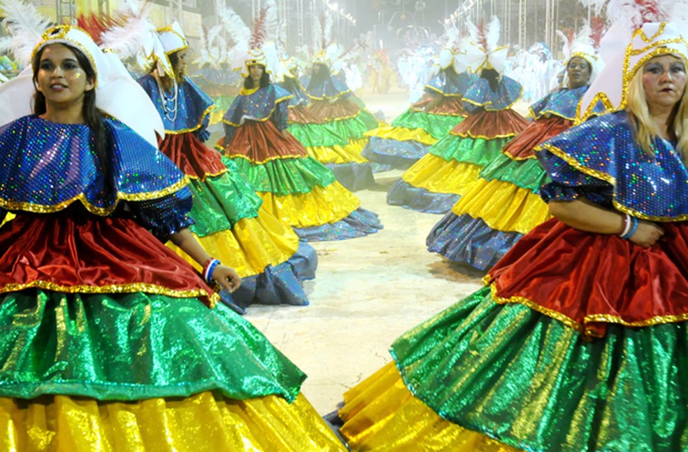 Ala das baianas em uma das escolas de samba do DF no carnaval de 2011 — Foto: Divulgação/ Agência Brasília