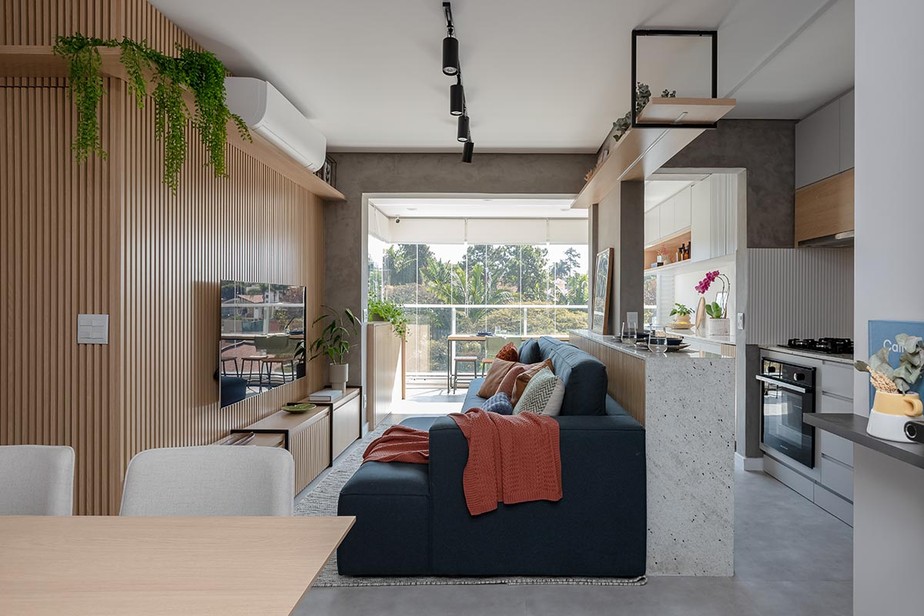 INTEGRAÇÃO | Para ganhar amplitude no apartamento de 66 m², a arquiteta Flávia Theodorovitz integrou os ambientes e usou tons neutros