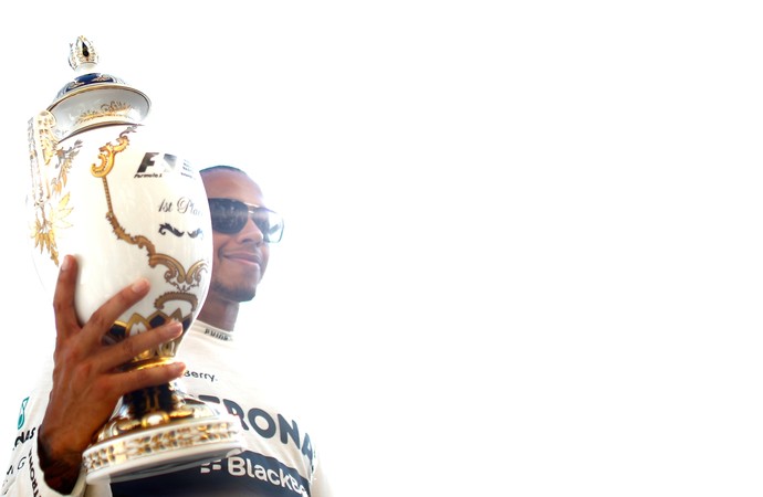 Lewis Hamilton, em 2013, com o troféu de porcelana dado ao vencedor do GP da Hungria (Foto: Getty Images)