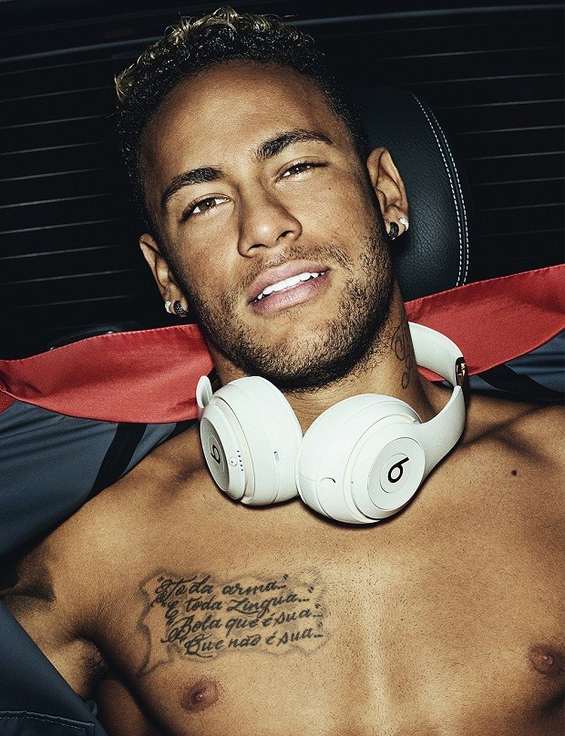 Neymar em ensaio para revista britânica (Foto: Mario Testino/MAN ABOUT TOWN)