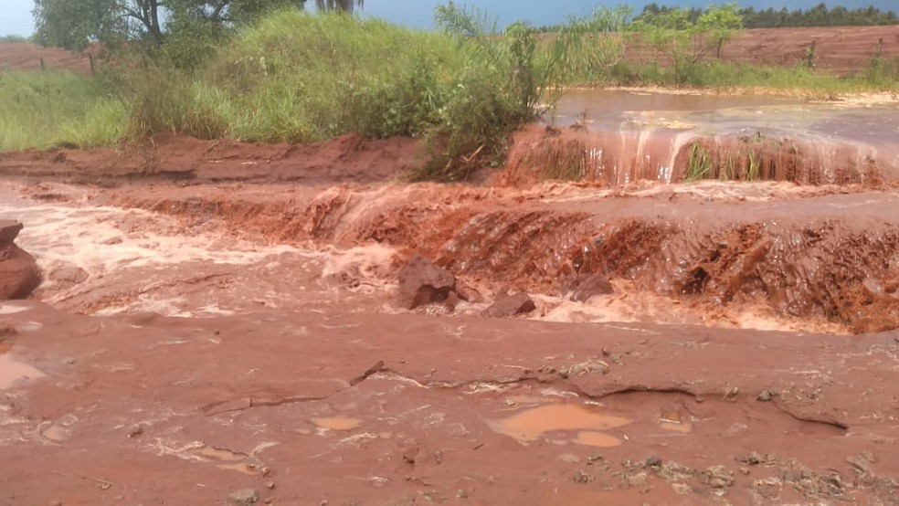 Chuva forte transformou estrada de terra em rio em Castilho (SP) â Foto: Arquivo Pessoal