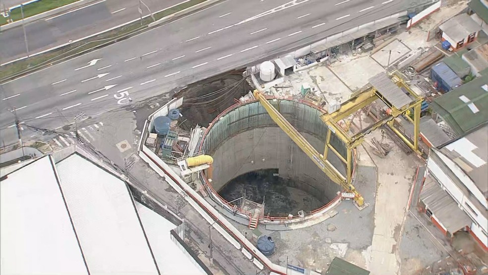 Vazamento de galeria de esgoto causou cratera na obra do Metrô, na Marginal Tietê, diz secretário