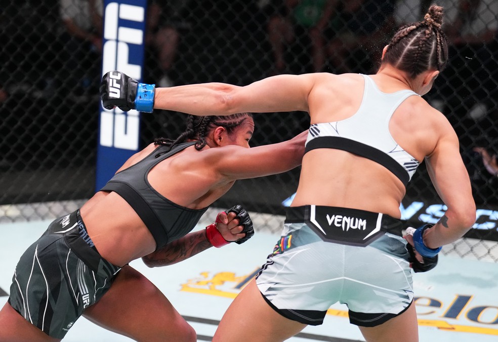 Karine Silva (esq.) acerta o overhand de direita que derrubou Poliana Botelho (dir.) e iniciou o fim da luta — Foto: Chris Unger/Zuffa LLC