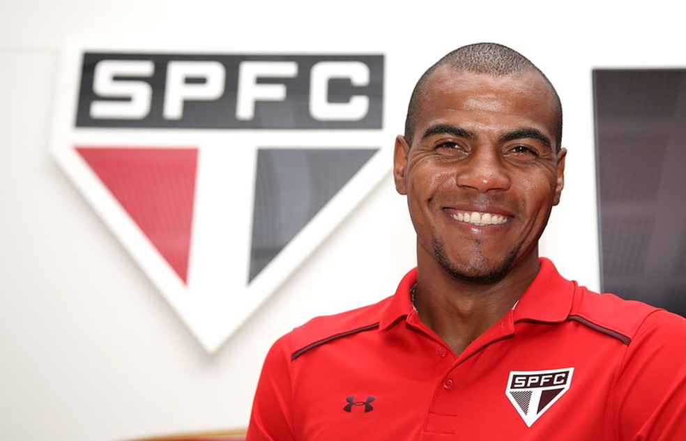 Régis no dia que em assinou contrato com o São Paulo (Foto: Rubens Chiri/saopaulofc.net)