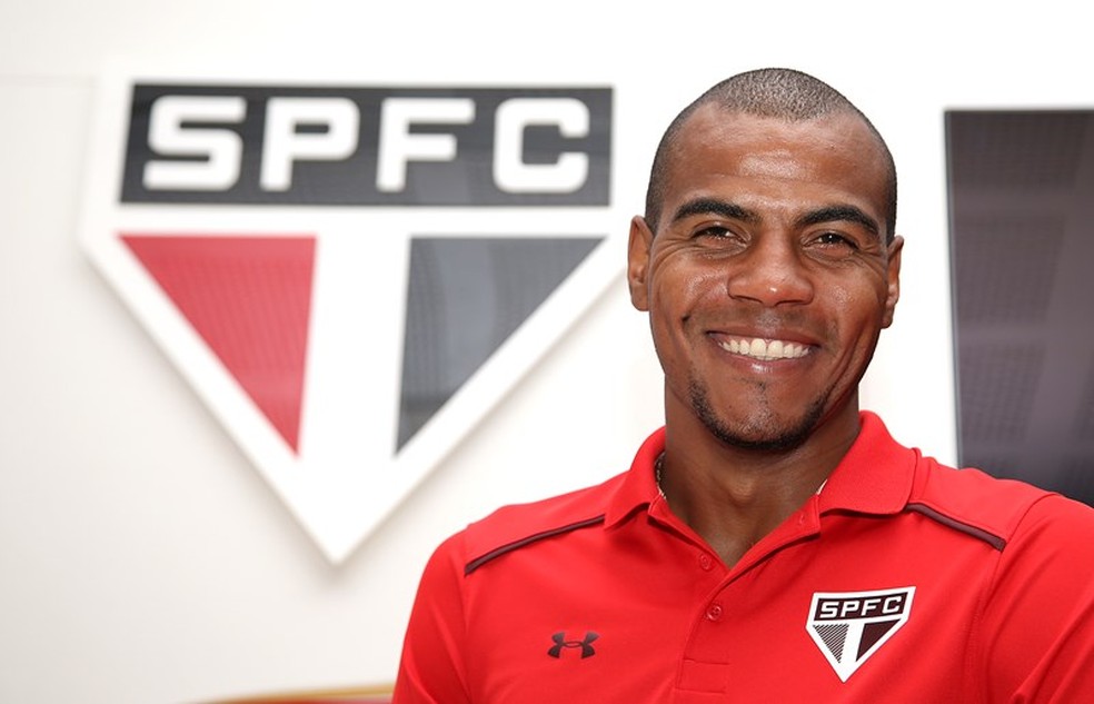 RÃ©gis no dia que em assinou contrato com o SÃ£o Paulo (Foto: Rubens Chiri/saopaulofc.net)