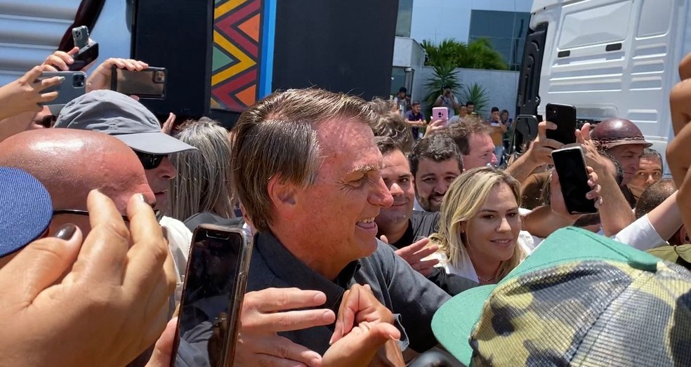 Candidato à reeleição, presidente Jair Bolsonaro (PL) cumprimenta apoiadores no Recife (PE) nesta quinta-feira (13) — Foto: Priscilla Aguiar/g1