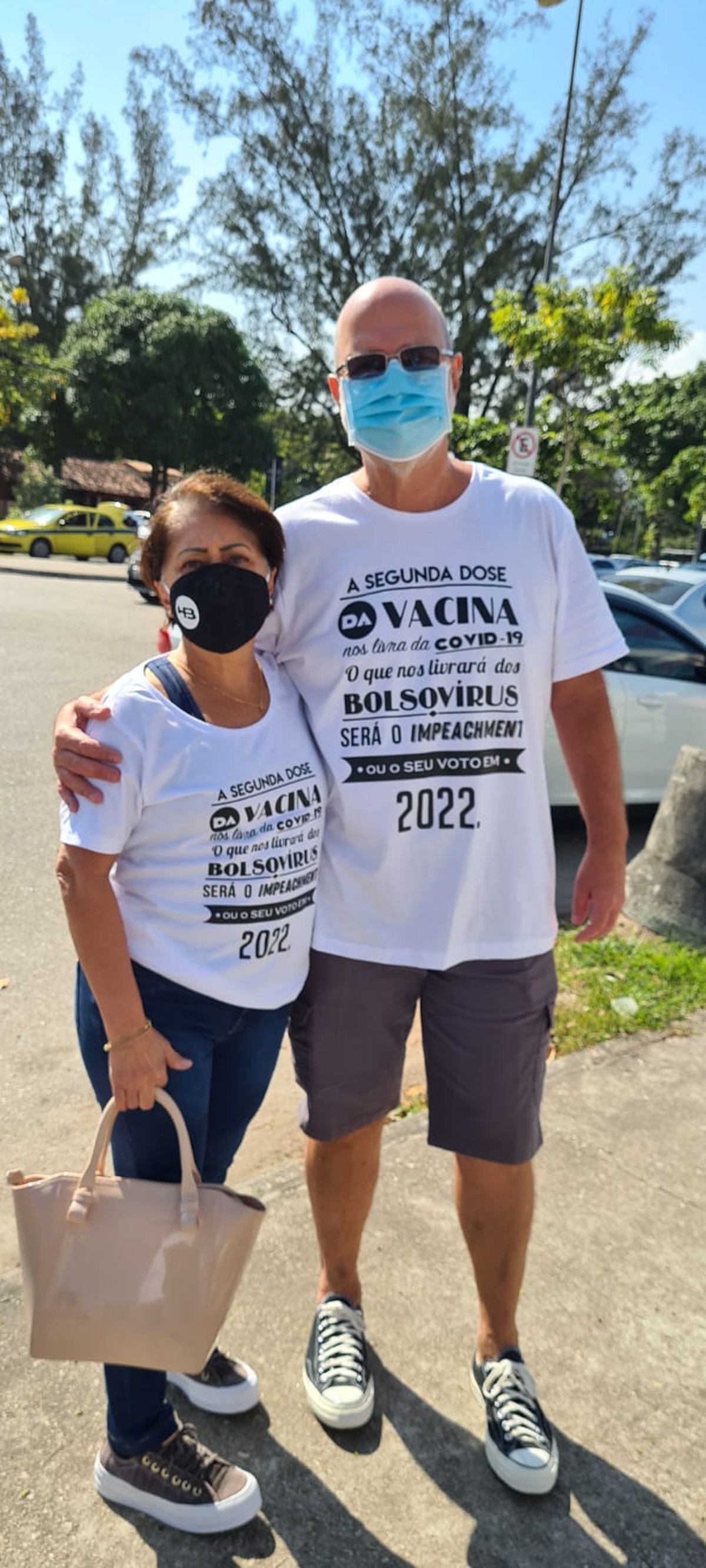 Casal relata que foi impedido de se vacinar com camisa contra Bolsonaro em quartel dos Bombeiros no Rio - Vimarsana News
