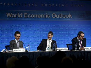 Economistas do FMI apresentam à imprensa o World Economic Outlook. (Foto: Reuters)