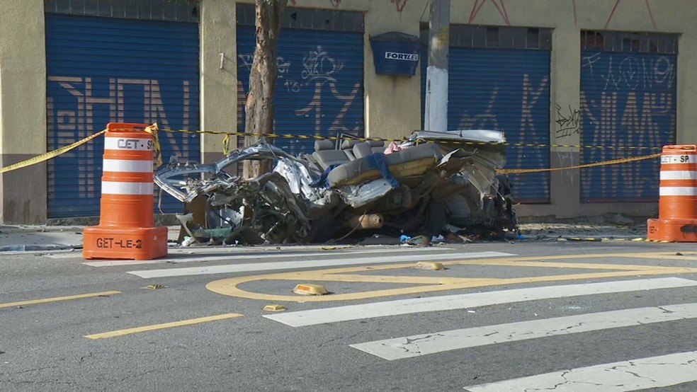 Veículo envolvido em acidente na Av. Cangaíba, na Zona Leste de SP, neste domingo (17) — Foto: Reprodução/TV Globo