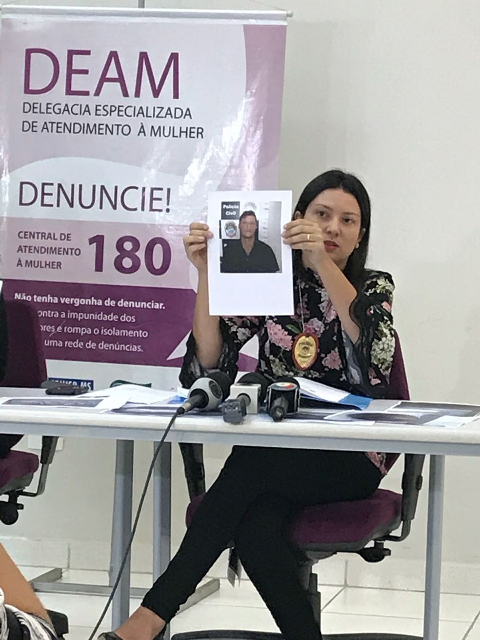 Delegada mostra foto do rapaz que confessou ter matado adolescente em MS — Foto: Cláudia Gaigher/TV Morena