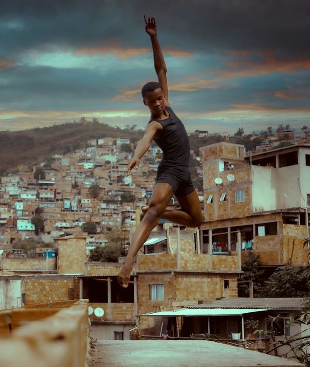 Bailarino de favela de BH é convidado para dançar balé clássico em companhia dos EUA