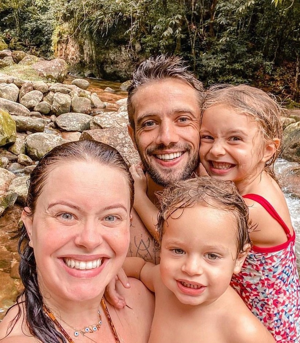Rafael Cardoso e Mari Bridi com os filhos — Foto: Reprodução/ Instagram