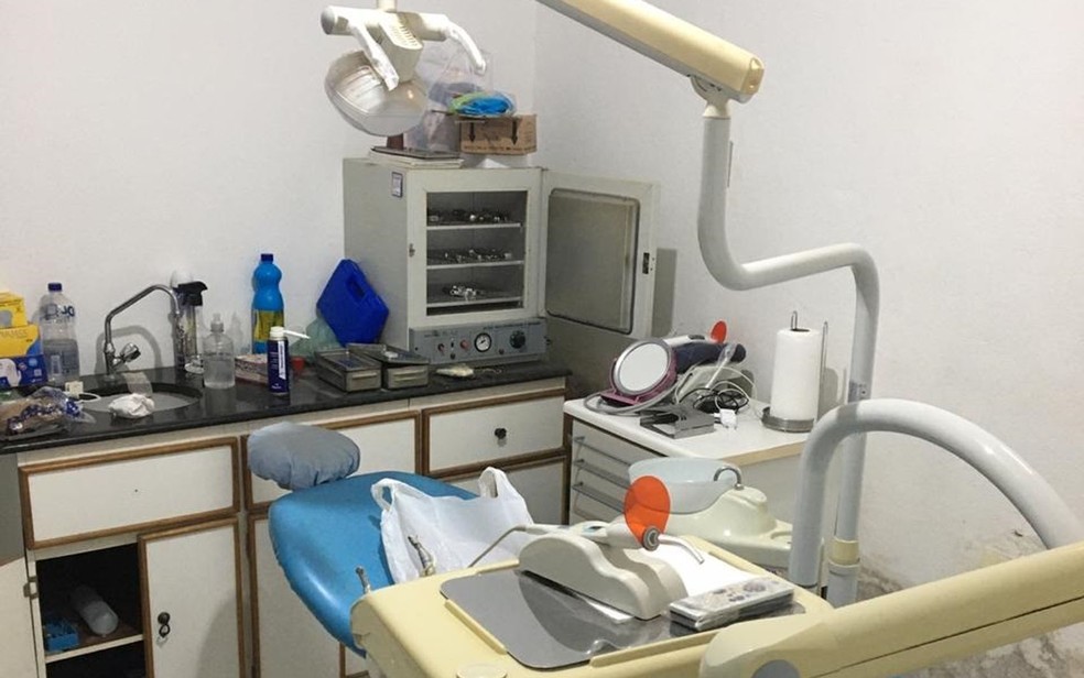 Homem é preso por exercício ilegal da profissão após ser flagrado atuando como dentista em consultório na Bahia — Foto: Polícia Civil / Divulgação