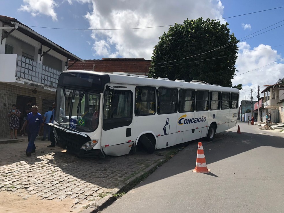 Ônibus desgovernado subiu calçada no bairro Felipe Camarão, em Natal. — Foto: Vinícius Marinho/Inter TV Cabugi