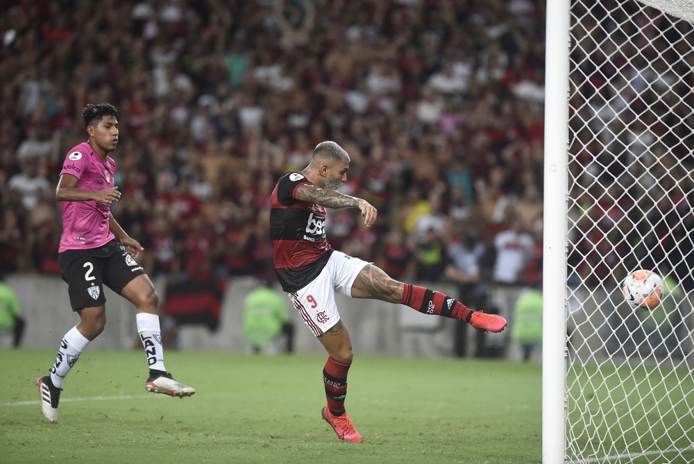 Com gol pelo Flamengo contra o Del Valle, Gabigol empata com Fred na artilharia do novo Maracanã