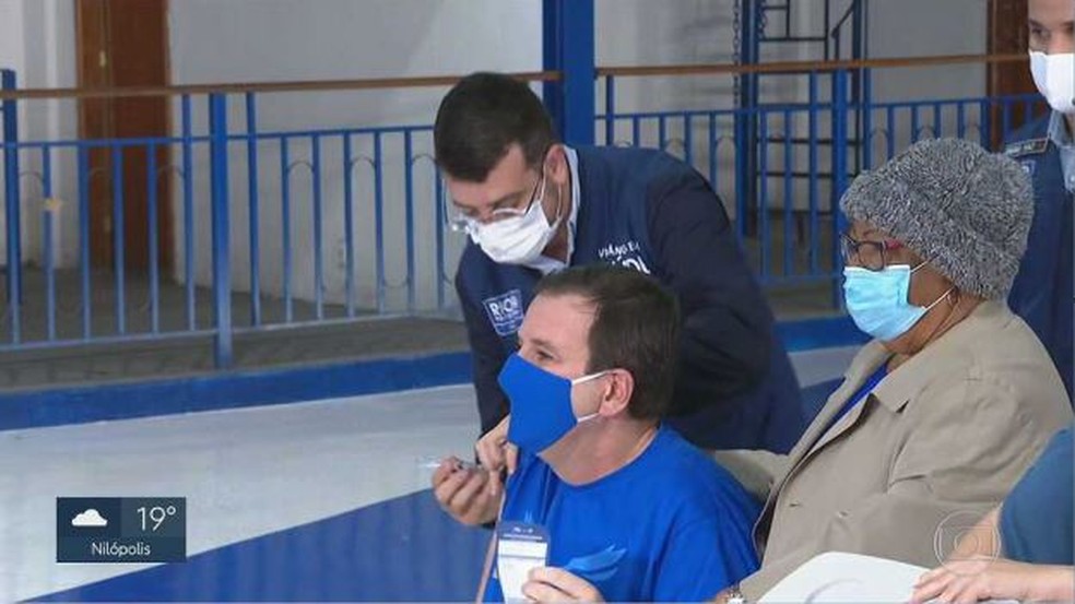 Eduardo Paes é vacinado contra a Covid-19 na quadra da Portela — Foto: Reprodução/ TV Globo