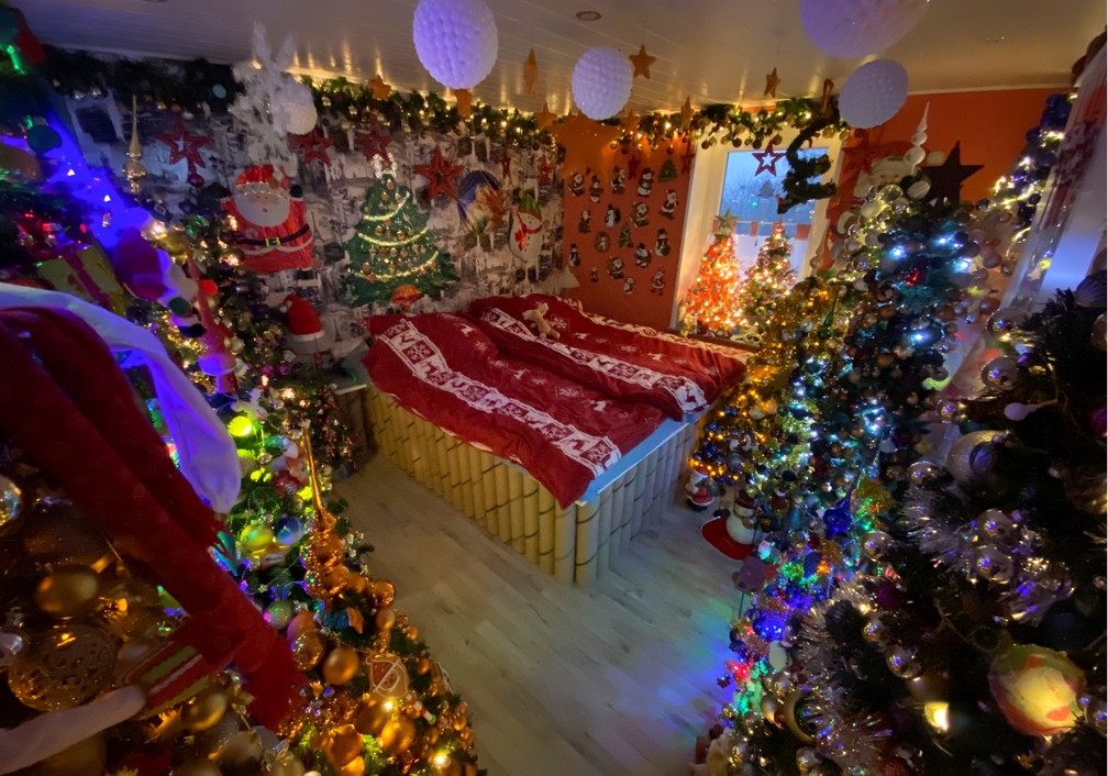 O quarto do casal Jeromin foi tomado por árvores de Natal — Foto: REUTERS/Stephane Nitschke