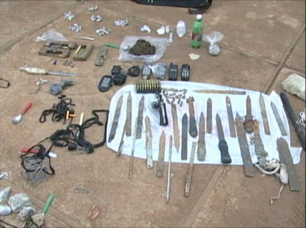 Armas usadas durante a rebelião em 2002 — Foto: Reprodução/Rede Amazônica