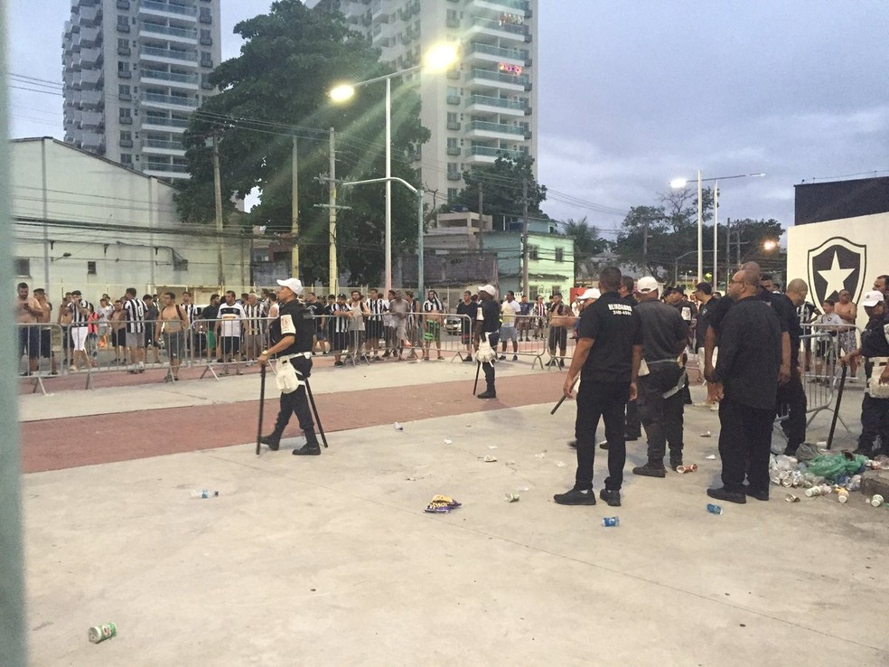 Policiais tentaram conter a confusão usando bombas de efeito moral (Foto: Thiago Lima)