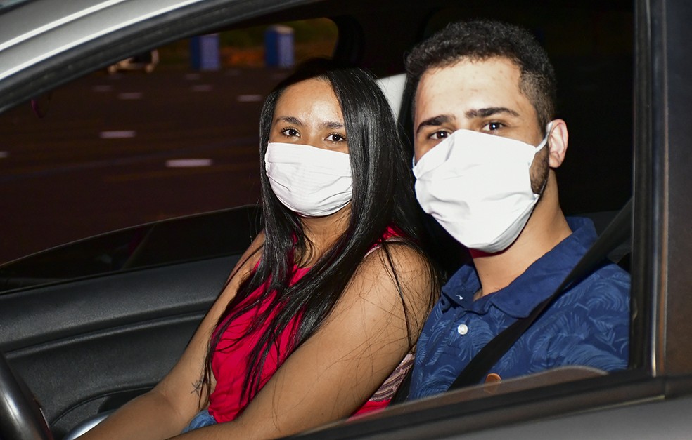 Casal Lohrany Gabrielli Faustino de Souza e Marcos Vinicius Nunes Padilha foi o primeiro que chegou ao estacionamento — Foto: Ector Gervasoni e Gabriela Oliveira
